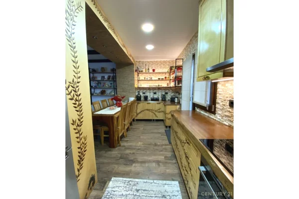 Shtepi ne shitje Penthose(kati i fundit panoramik) ne Tirane, 2+1, Mobilimi E mobiluar, Pagesa 361,000  Euro.