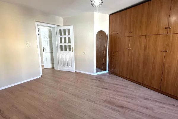 Shtepi ne shitje Apartament ne Tirane, 2+1, Mobilimi Bosh, pa mobiluar, Pagesa 103,000  Euro.