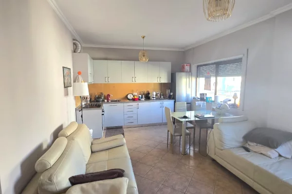 Shtepi me qera 2+1 ne Tirane - 650 Euro