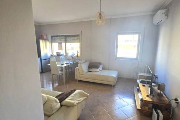 Shtepi me qera Apartament ne Tirane, 2+1, Mobilimi E mobiluar, Pagesa 650  Euro.