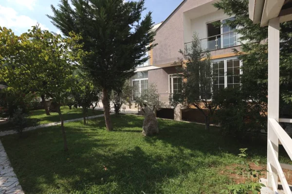 Shtepi ne shitje Vila Luksoze ne Tirane, 3+1, Mobilimi E mobiluar, Pagesa 300,000  Euro.