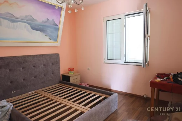 Shtepi ne shitje Vila Luksoze ne Tirane, 3+1, Mobilimi E mobiluar, Pagesa 300,000  Euro.