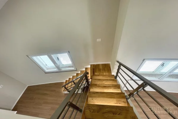 Shtepi ne shitje Duplex(shtepi me 2 kate) ne Tirane, 2+1, Mobilimi Bosh, pa mobiluar, Pagesa 170,000  Euro.