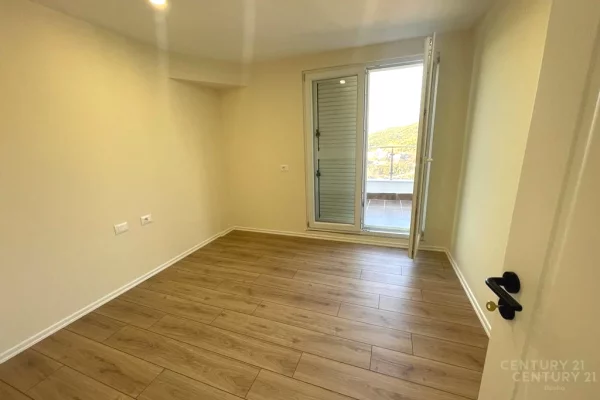 Shtepi ne shitje Duplex(shtepi me 2 kate) ne Tirane, 3+1, Mobilimi Bosh, pa mobiluar, Pagesa 190,000  Euro.