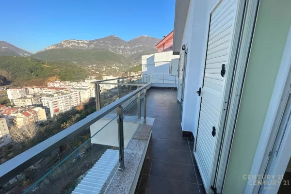 Shtepi ne shitje Duplex(shtepi me 2 kate) ne Tirane, 3+1, Mobilimi Bosh, pa mobiluar, Pagesa 190,000  Euro.