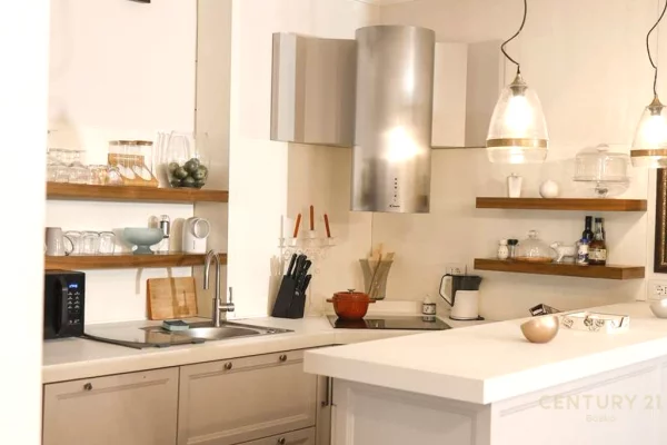 Shtepi ne shitje Apartament ne Tirane, 3+1, Mobilimi E mobiluar, Pagesa 496,000  Euro.