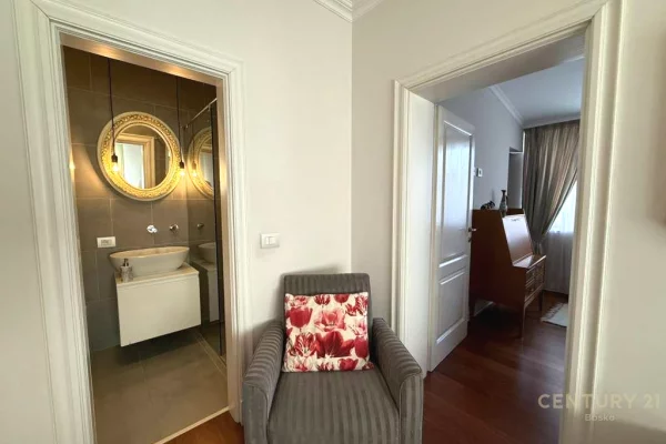 Shtepi ne shitje Apartament ne Tirane, 3+1, Mobilimi E mobiluar, Pagesa 496,000  Euro.