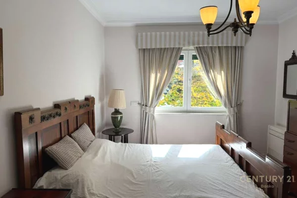 Shtepi ne shitje Apartament ne Tirane, 3+1, Mobilimi E mobiluar, Pagesa 496,000  Euro.