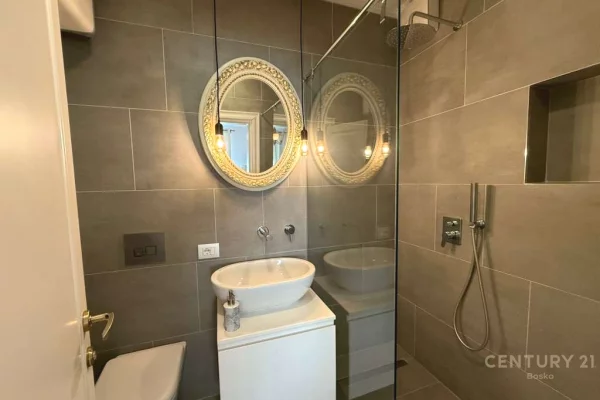 Shtepi ne shitje Apartament ne Tirane, 3+1, Mobilimi E mobiluar, Pagesa 496,000  Euro.