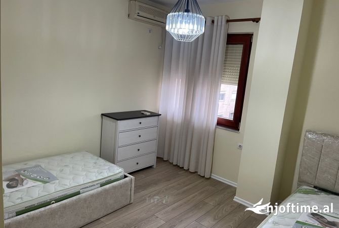 Shtepi me qera Apartament ne Tirane, 2+1, Mobilimi E mobiluar, Pagesa 850  Euro.