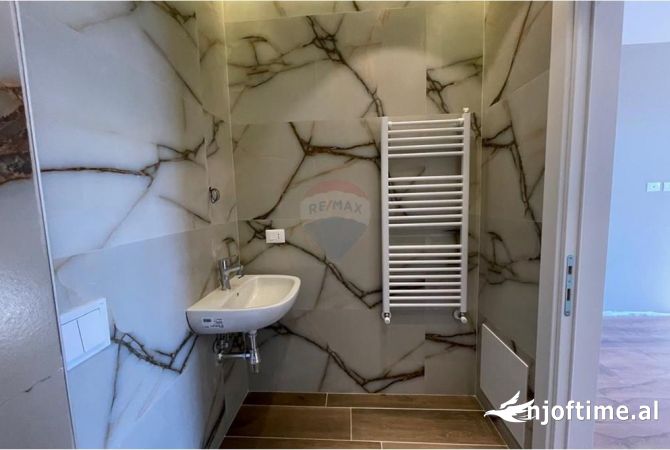 Zyre per qira+ parkim te perfshire, Farmacia 10