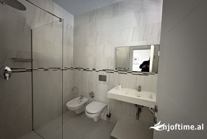 Shtepi me qera Apartament ne Tirane, 2+1, Mobilimi E mobiluar, Pagesa 1,300  Euro.