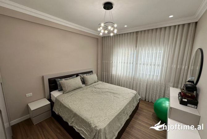 Shtepi me qera Apartament ne Tirane, 3+1, Mobilimi E mobiluar, Pagesa 1,000  Euro.