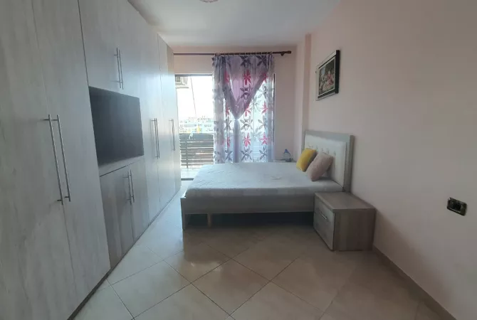Shtepi ne shitje Apartament ne Tirane, 1+1, Mobilimi E mobiluar, Pagesa 105,000  Euro.