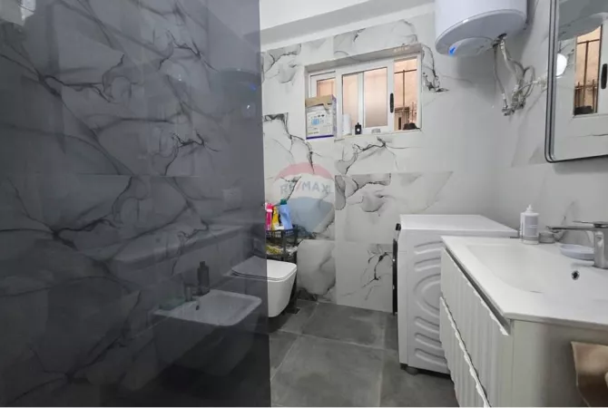 Shtepi ne shitje Apartament ne Tirane, 2+1, Mobilimi Pjeserisht e mobiluar, Pagesa 155,000  Euro.