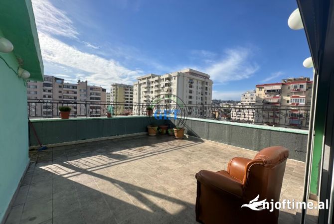 Shtepi ne shitje Papafingo(kati i catise) ne Durres, 4+1, Mobilimi E mobiluar, Pagesa 190,000  Euro.