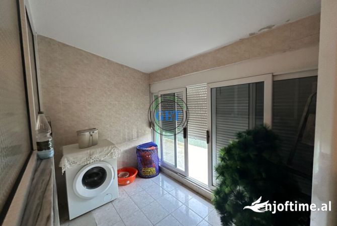 Shtepi ne shitje Papafingo(kati i catise) ne Durres, 4+1, Mobilimi E mobiluar, Pagesa 190,000  Euro.