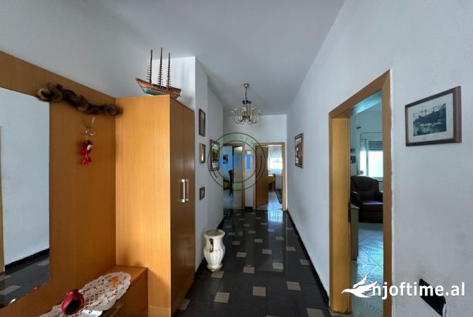 Shtepi ne shitje Papafingo(kati i catise) ne Durres, 4+1, Mobilimi E mobiluar, Pagesa 190,000  Euro.