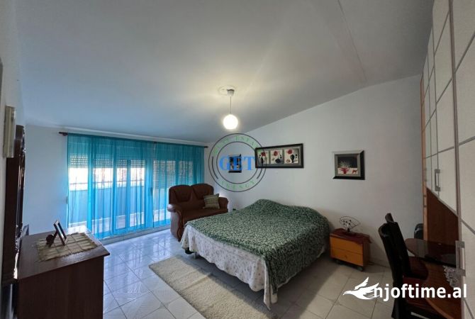 Shtepi ne shitje Papafingo(kati i catise) ne Durres, 4+1, Mobilimi E mobiluar, Pagesa 190,000  Euro.