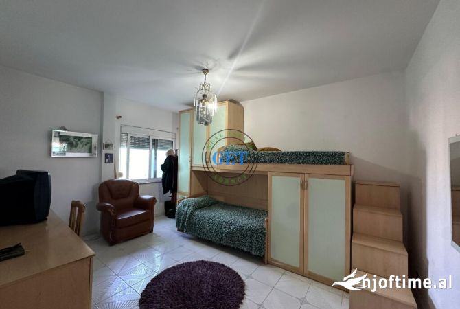 Shtepi ne shitje Papafingo(kati i catise) ne Durres, 4+1, Mobilimi E mobiluar, Pagesa 190,000  Euro.