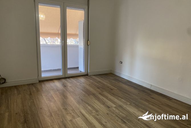 Buze Rruges se Kavajes me qira ambient per zyra ose banim 