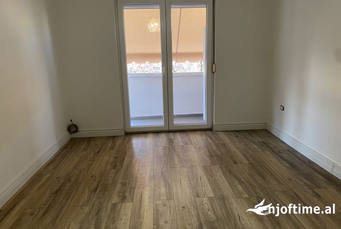 Buze Rruges se Kavajes me qira ambient per zyra ose banim 