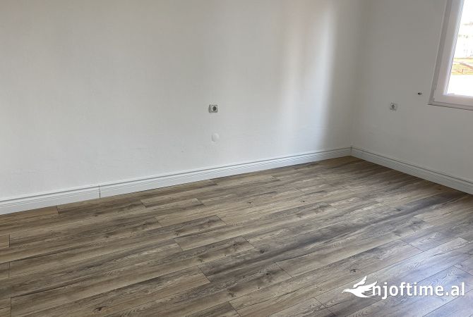 Buze Rruges se Kavajes me qira ambient per zyra ose banim 