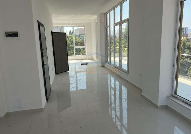 Qera , Ambient Biznesi, Stacioni Trenit, Tirane.