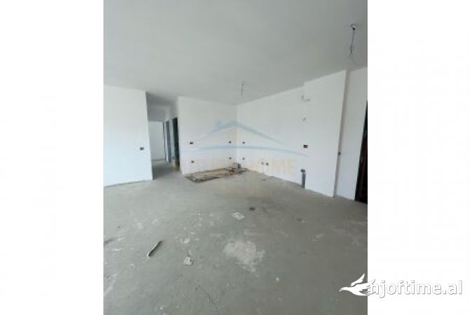 Shtepi ne shitje Apartament ne Tirane, 3+1, Mobilimi Bosh, pa mobiluar, Pagesa 228,000  Euro.