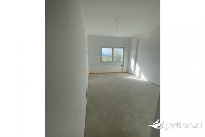 Shtepi ne shitje Apartament ne Tirane, 3+1, Mobilimi Bosh, pa mobiluar, Pagesa 228,000  Euro.