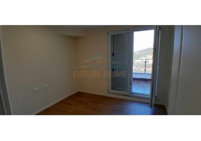 Shtepi ne shitje Duplex(shtepi me 2 kate) ne Tirane, 3+1, Mobilimi Bosh, pa mobiluar, Pagesa 170,000  Euro.