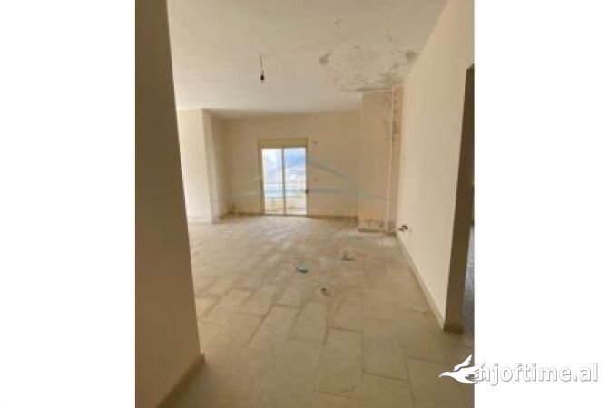 Shtepi ne shitje Apartament ne Sarande, 2+1, Mobilimi Bosh, pa mobiluar, Pagesa 200,000  Euro.