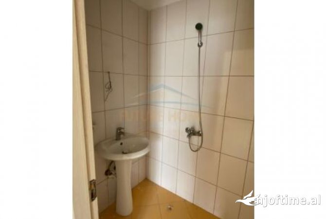 Shtepi ne shitje Apartament ne Sarande, 2+1, Mobilimi Bosh, pa mobiluar, Pagesa 200,000  Euro.