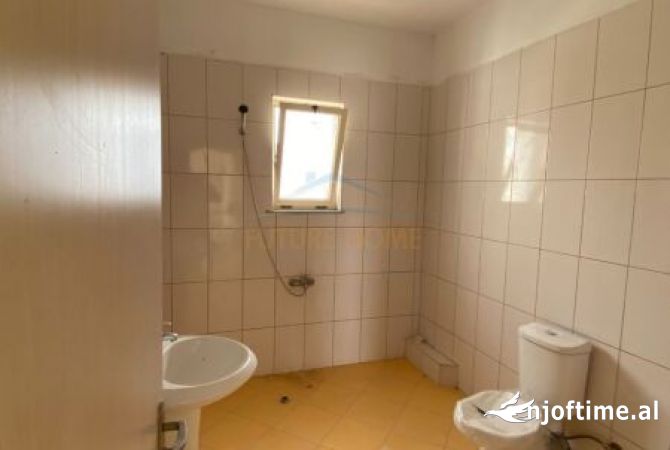 Shtepi ne shitje Apartament ne Sarande, 2+1, Mobilimi Bosh, pa mobiluar, Pagesa 200,000  Euro.
