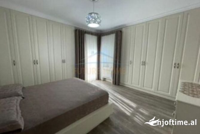 Shtepi ne shitje Apartament ne Tirane, 2+1, Mobilimi E mobiluar, Pagesa 230,000  Euro.