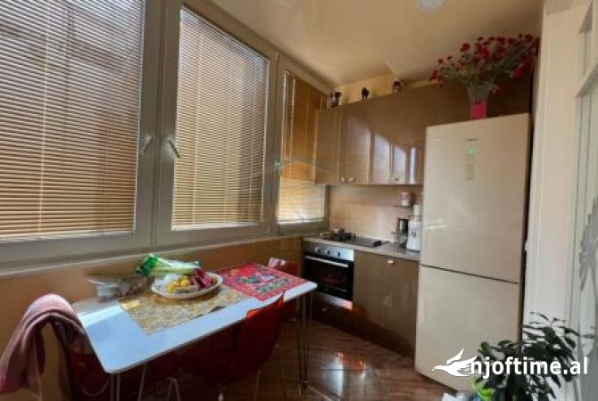 Shtepi ne shitje Apartament ne Tirane, 3+1, Mobilimi E mobiluar, Pagesa 240,000  Euro.