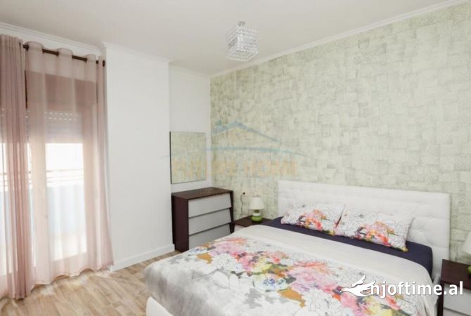 Shtepi ne shitje Apartament ne Tirane, 3+1, Mobilimi E mobiluar, Pagesa 450,000  Euro.