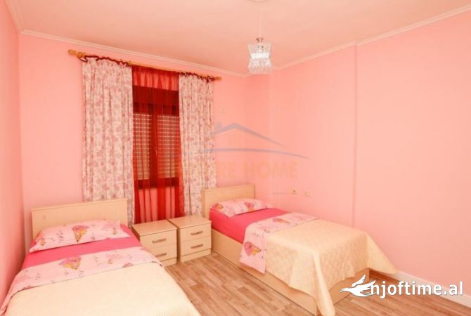 Shtepi ne shitje Apartament ne Tirane, 3+1, Mobilimi E mobiluar, Pagesa 450,000  Euro.