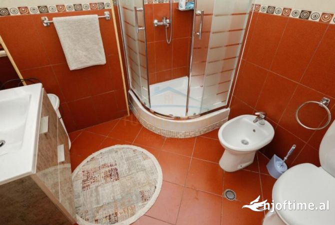 Shtepi ne shitje Apartament ne Tirane, 3+1, Mobilimi E mobiluar, Pagesa 450,000  Euro.