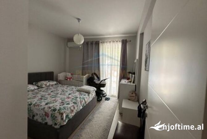 Shtepi ne shitje Apartament ne Tirane, 3+1, Mobilimi E mobiluar, Pagesa 215,000  Euro.