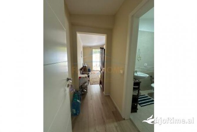 Shtepi ne shitje Apartament ne Tirane, 3+1, Mobilimi E mobiluar, Pagesa 215,000  Euro.