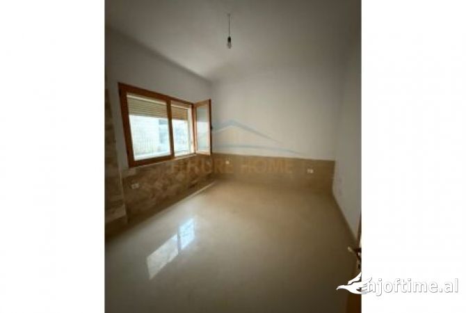 Shtepi ne shitje Shtepi Private ne Tirane, 4+1, Mobilimi Bosh, pa mobiluar, Pagesa 370,000  Euro.