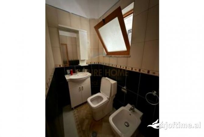 Shtepi ne shitje Shtepi Private ne Tirane, 4+1, Mobilimi Bosh, pa mobiluar, Pagesa 370,000  Euro.