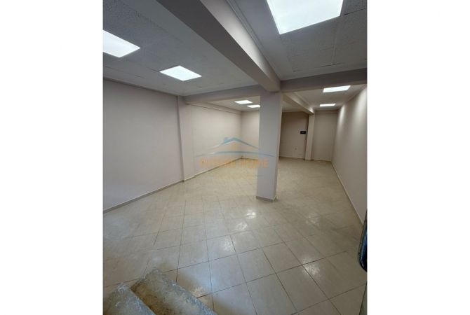 Ambiente Commerciale in Vendita 1+1 a Tirana - 120,000 Euro