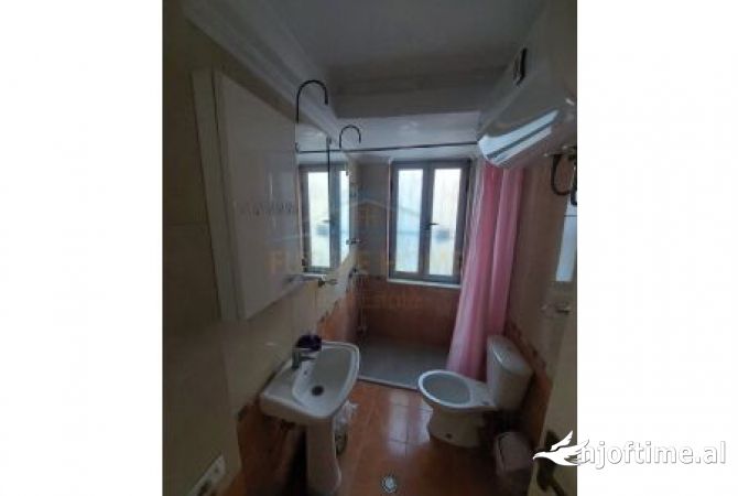 Shtepi ne shitje Apartament ne Tirane, 2+1, Mobilimi Pjeserisht e mobiluar, Pagesa 188,000  Euro.