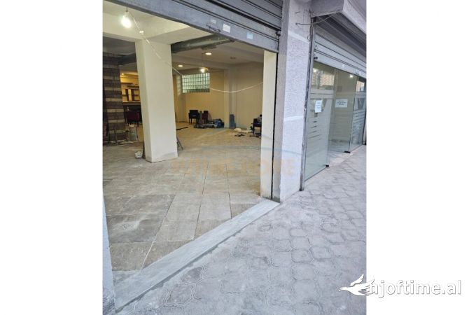 Ambiente Commerciale in Affitto 1+1 a Tirana - 1,700 Euro