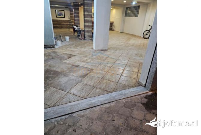 Ambiente Commerciale in Affitto 1+1 a Tirana - 1,700 Euro