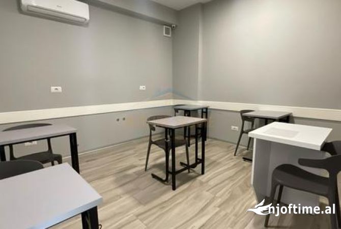 Qera, Ambient Komercial, perball Maternitetit te Ri, Tirane. AREA50795   