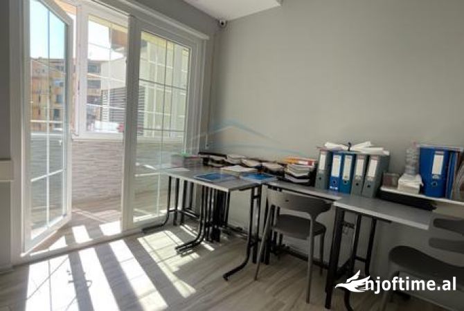 Qera, Ambient Komercial, perball Maternitetit te Ri, Tirane. AREA50795   