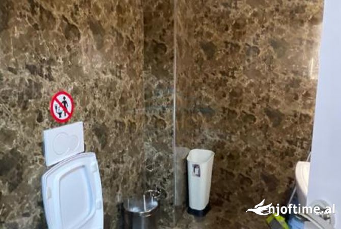 Qera, Ambient Komercial, perball Maternitetit te Ri, Tirane. AREA50795   